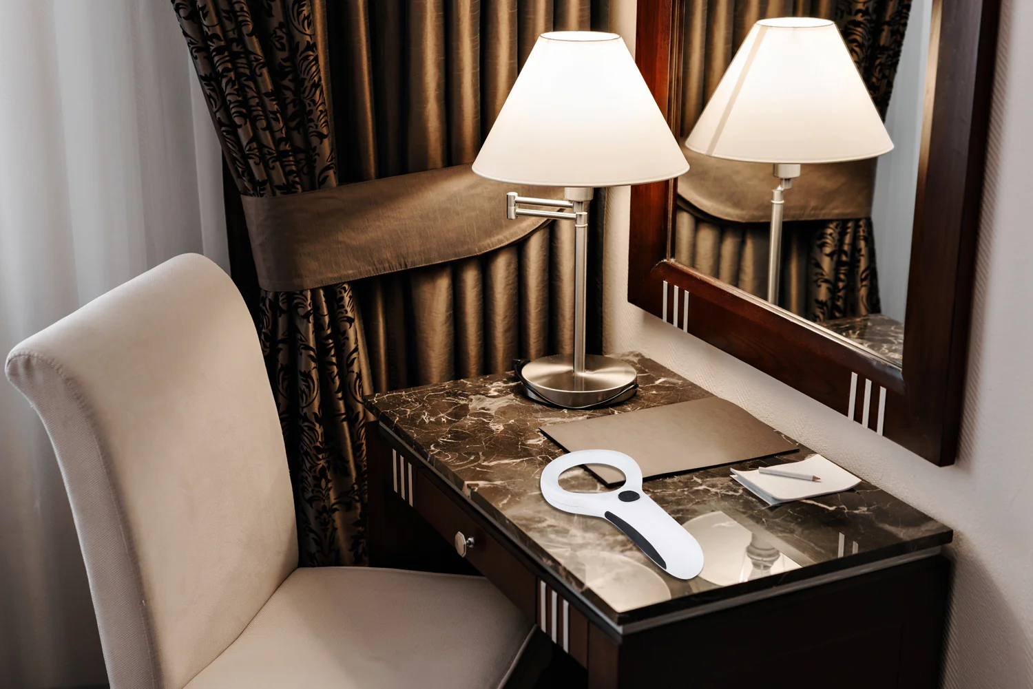 Magnifying Glass with Cyclops, LED, & Black Light - Image 23